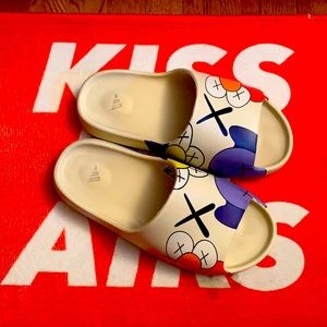 adidas Yeezy Slide Bone x KAWS Art sz 12 (Runs small, fits like an 11)